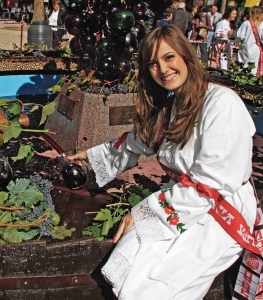 devojka toči vino na fontani grođža u Aleksandrovcu